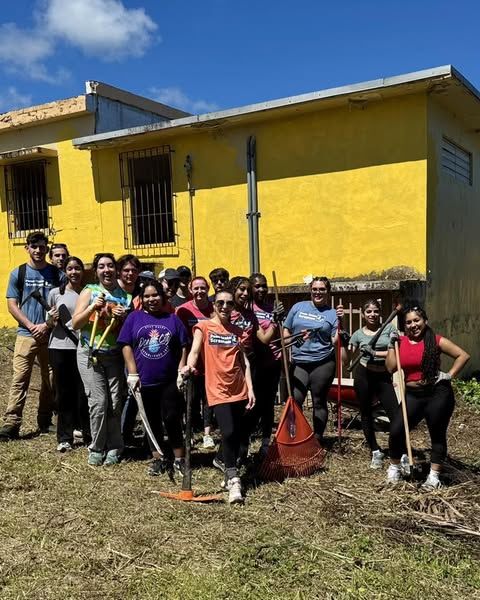Penn State Scranton students pose outside of a schoolhouse in Puerto Rico