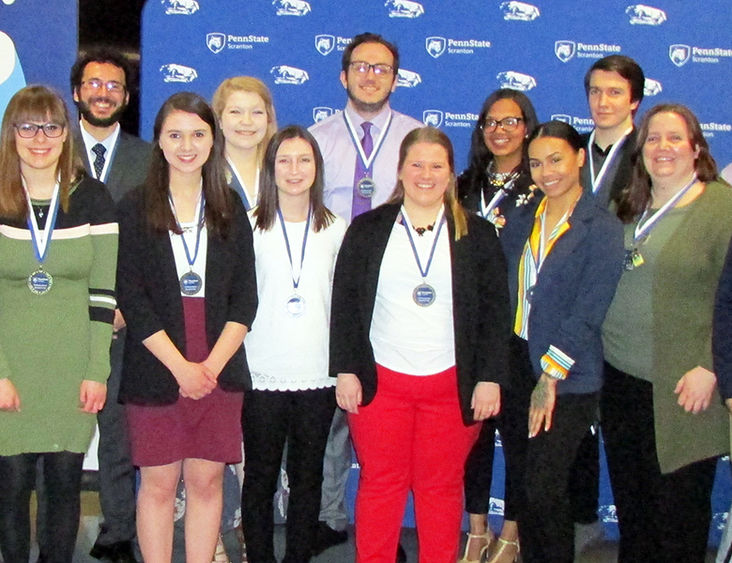 2019 Undergraduate research fair winners pose for a group photo